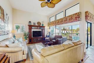< 1 Mi to Beach! Top-Floor Naples Retreat w/ Pool - 5