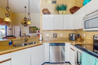 < 1 Mi to Beach! Top-Floor Naples Retreat w/ Pool - 1