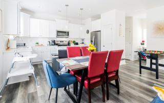 Chic Home 9 min to Uptown Hot Tub & Private Yard - Charlotte - 3