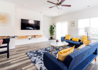 Chic Home 9 min to Uptown Hot Tub & Private Yard - Charlotte - 0