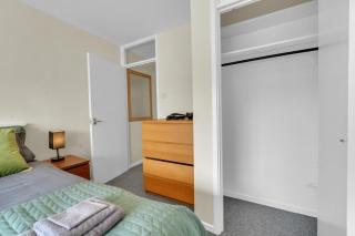 Unlock Rentals 3 Bedrooms,2 Baths, Free Parking - 5