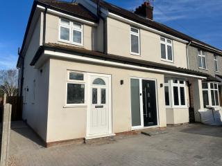 Captivating 6 -Bed House in Waltham Abbey - Waltham Abbey - 8