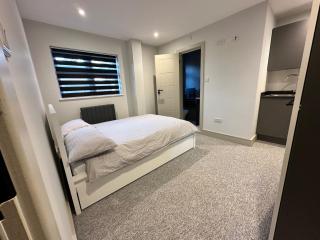 Captivating 6 -Bed House in Waltham Abbey - Waltham Abbey - 4