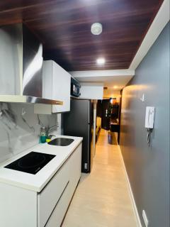 27th-Floor Studio with Sunrise & Pool Views, 2 Beds, PS4, Hi-Speed WiFi & Working Space, Netflix, Kitchen, Balcony - San Fernando - 4