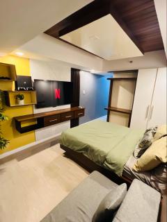 22nd-Floor Spacious Studio with Sunrise & Pool Views, Hi-Speed WiFi & Working Space, Netflix, Disney, Kitchen, Wide Balcony - 5