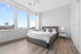 Luxury Downtown Cleveland Condo l 2 TV's l Parking - 5