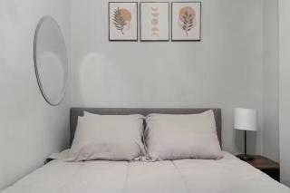 Explore the City Sleek 2BR Gem in North Chicago - Chicago - 2