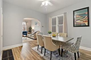 Explore the City Sleek 2BR Gem in North Chicago - Chicago - 5
