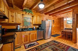 Cozy 3 bedroom- hot tub on a screened in porch! - Gatlinburg - 1