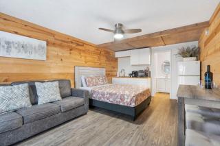 Studio Condo on Table Rock Lake w Access & Views-Free Tickets- - Kimberling City - 0