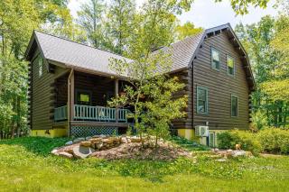 Secluded w Pool Spa Fire Pit Forest Views Cragswood Cottage by AvantStay - New Paltz - 9