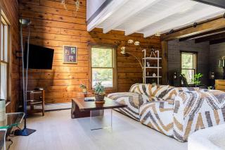 Secluded w Pool Spa Fire Pit Forest Views Cragswood Cottage by AvantStay - New Paltz - 4