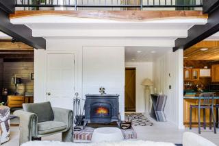 Secluded w Pool Spa Fire Pit Forest Views Cragswood Cottage by AvantStay - New Paltz - 2
