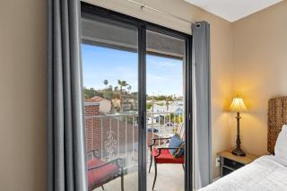 Hidden Gem 3Bed 3Ba Retreat Jacuzzi AC Balconies - San Diego - 2
