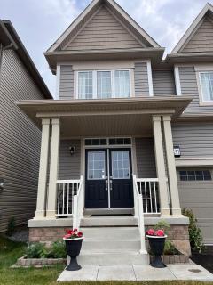Spacious and Cozy Private Room in a Family Home- 2MIN to highway 15MIN to Niagara Falls& US Border - Thorold - 4