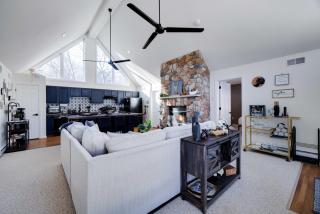 Poconos Chalet Hot Tub, Game Room, Sleeps 10 - Albrightsville - 2