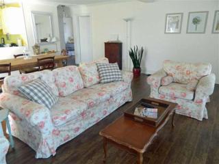 Cute and Cozy Lakefront Cottage - 5