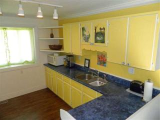 Cute and Cozy Lakefront Cottage - 7