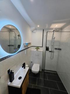 Modern Homes - Voll ausgestatte Wohnung - Balkon - Hotelbetten - 4K TV - WLAN - Moers - 9