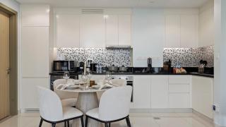 Stunning 1BR High Floor with Rooftop Infinity Pool - 4