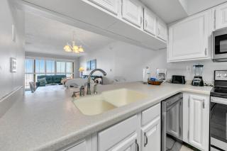 Emerald Towers 302 Beach Front Resort - Destin - 3