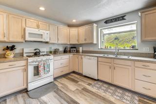 3 Mi to Beach Oregon North Coast Retreat - Warrenton - 4