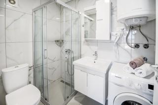 Balcony and Free Parking Apartment Near Lake and Old Town - 6