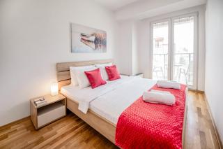 Balcony and Free Parking Apartment Near Lake and Old Town - 8