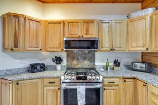 1 Mi to Lake Henry Peaceful Poconos Cabin! - Lake Ariel - 2
