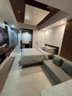 27th-Floor Studio with Sunrise & Pool Views, 2 Beds, PS4, Hi-Speed WiFi & Working Space, Netflix, Kitchen, Balcony - San Fernando - 1