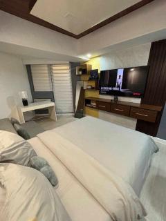 27th-Floor Studio with Sunrise & Pool Views, 2 Beds, PS4, Hi-Speed WiFi & Working Space, Netflix, Kitchen, Balcony - San Fernando - 0