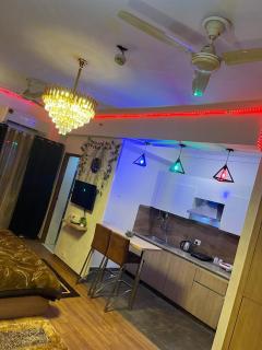 Coco Royal Suites Cozy and Stylish Studio Apartment in the Heart of the City - Noida - 7