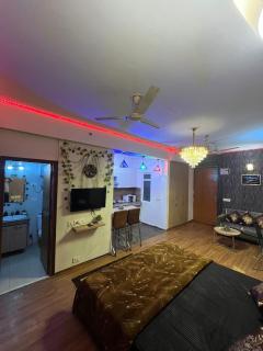 Coco Royal Suites Cozy and Stylish Studio Apartment in the Heart of the City - Noida - 3