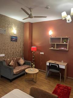 Coco Royal Suites Cozy and Stylish Studio Apartment in the Heart of the City - Noida - 2