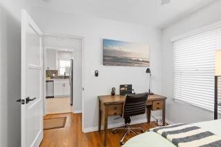 Charming Cottage with Parking, Bikes, Walk to Sand - San Diego - 2