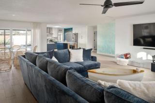 Coastal Retreat Home - Festive Deck with Pool & Beach Bar - Tempe - 4