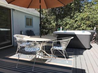 Near Yosemite Bass Lake Cabin with Hot Tub, Lake View, Pet Friendly - Bass Lake - 9