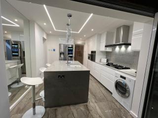 Timeless English Elegance 4BR Luxury Home in Petts Wood - Orpington - 0
