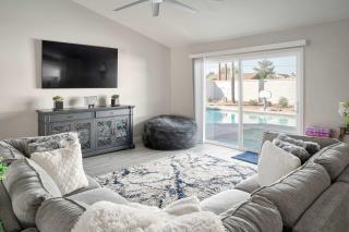 Fairbrook Home - Chic Design Saltwater Pool with Hot Tub - Mesa - 9