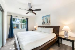 7 Mile Beach, 2BR Ground Floor Oceanfront Condo with Pool and large Patio, Sleeps 6 - 6