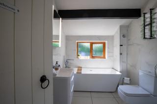 Rainbow Cottage Spacious Detached Home, Hot Tub, Sleeps 7 - 3