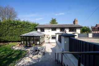 Rainbow Cottage, A Detached House with Hot Tub and private parking - 0