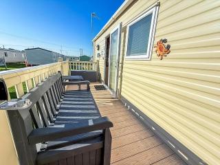 Lovely 6 Berth Caravan With Decking To The Side In Heacham Ref 21040E - 3