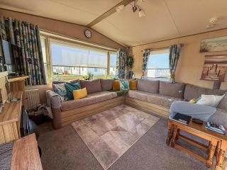 Lovely 6 Berth Caravan With Decking To The Side In Heacham Ref 21040E - 1