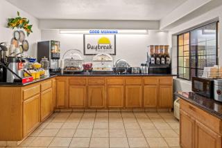 Days Inn & Suites by Wyndham Artesia - Artesia - 1