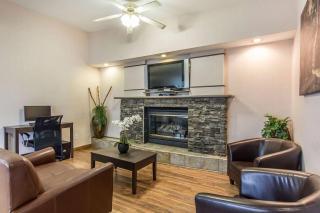 Econo Lodge Inn & Suites - 8