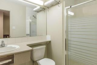 Econo Lodge Inn & Suites - 4