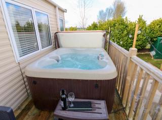 A & C Lodge plot 41 - HOT TUB - 1 double bedroom- 1 twin room 2 bathrooms 4 pm check in NO COMMERCIAL VANS - PLOT 41 Check in 4 pm 41 pet friendly - 0