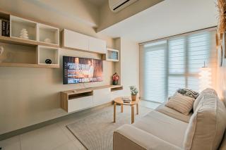 Skyline Serenity 2BR Suite w Balcony Uptown BGC - Manila - 0