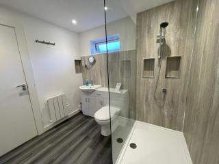 Spacious lodge with king sized bed - 6